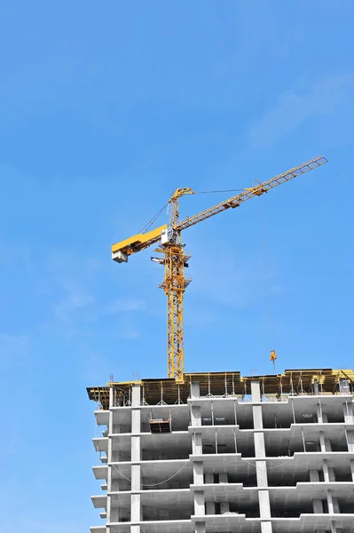 Guindaste e canteiro de obras — Fotografia de Stock