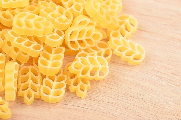 Pasta su fondo di legno — Foto Stock