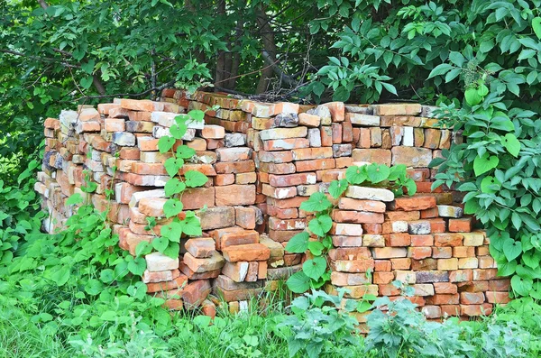 Empilement de briques anciennes dans l'usine — Photo