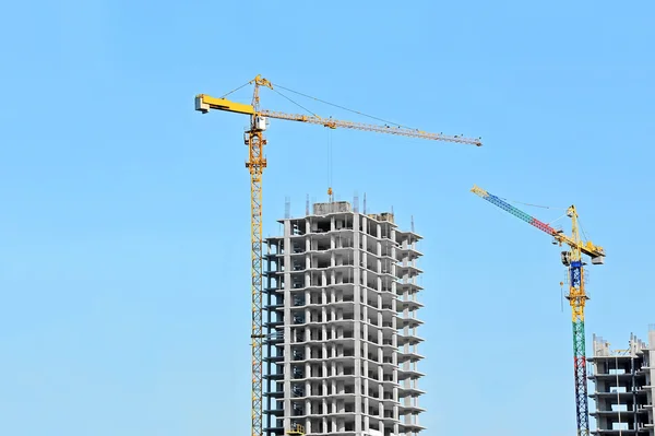 Guindaste e canteiro de obras — Fotografia de Stock