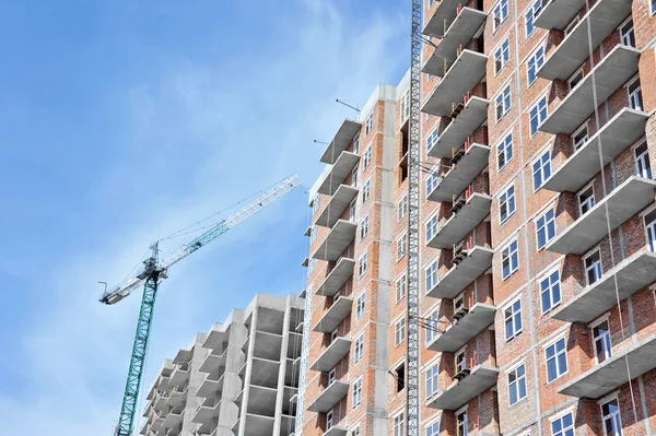 Guindaste e canteiro de obras — Fotografia de Stock