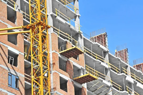 Guindaste e canteiro de obras — Fotografia de Stock