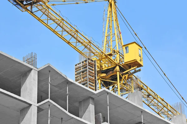 Guindaste e canteiro de obras — Fotografia de Stock