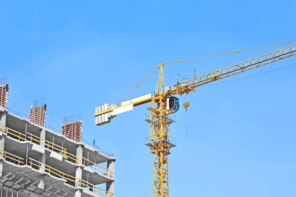 Guindaste e canteiro de obras — Fotografia de Stock