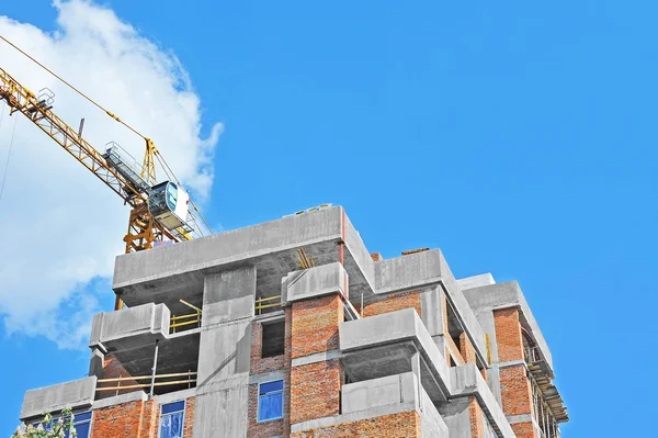 Guindaste e canteiro de obras — Fotografia de Stock