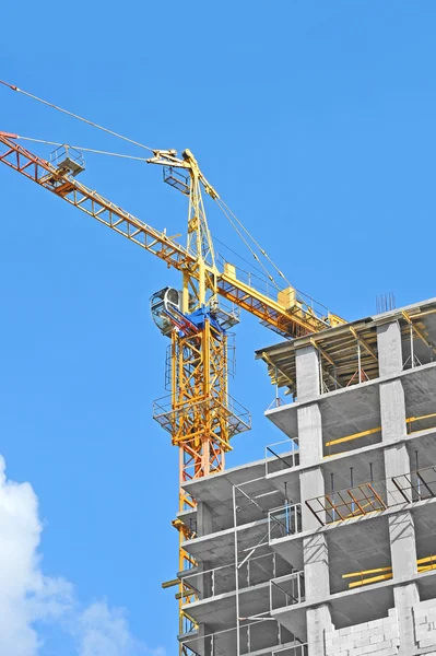 Guindaste e canteiro de obras — Fotografia de Stock