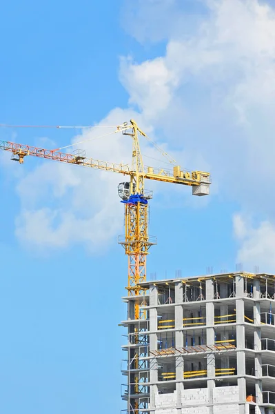 Guindaste e canteiro de obras — Fotografia de Stock