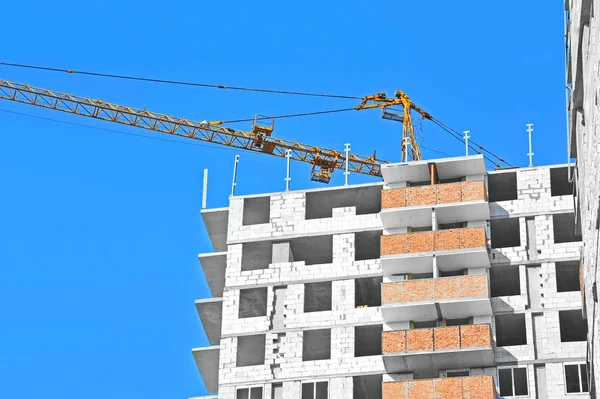 Guindaste e canteiro de obras — Fotografia de Stock