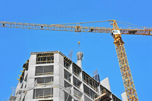 Guindaste e canteiro de obras — Fotografia de Stock