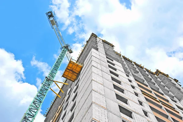 Guindaste e canteiro de obras — Fotografia de Stock