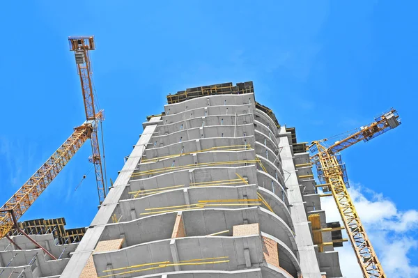 Guindaste e canteiro de obras — Fotografia de Stock