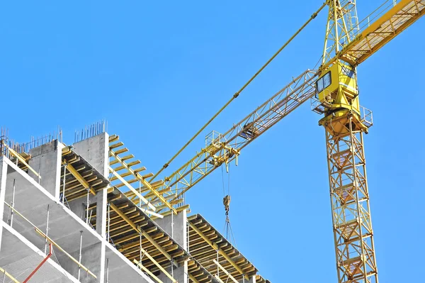 Guindaste e canteiro de obras — Fotografia de Stock