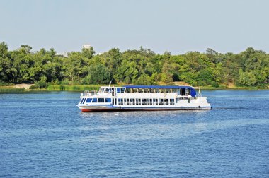 barco de motor viaje río