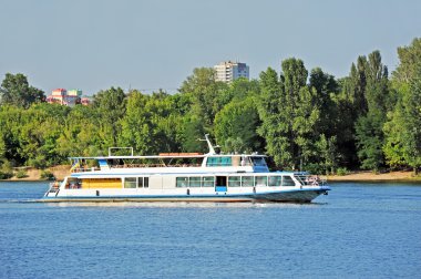 barco de motor viaje río