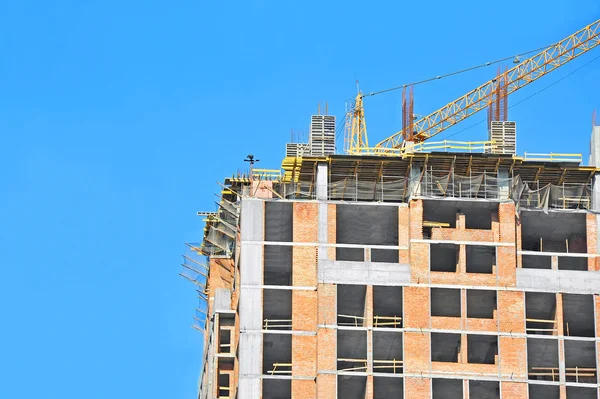 Guindaste e canteiro de obras — Fotografia de Stock