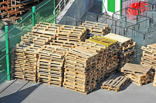 Gestapelde houten pallets — Stockfoto