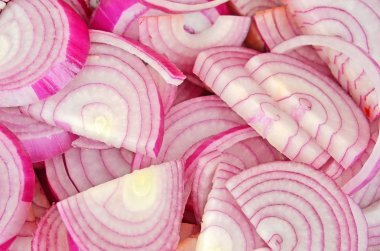 Slised kırmızı soğan