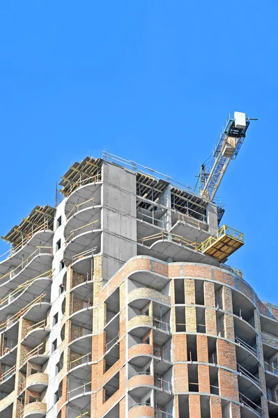 Guindaste e canteiro de obras — Fotografia de Stock