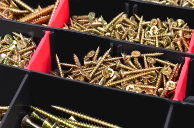 plastik düzenleyici kutusunda canı cehenneme