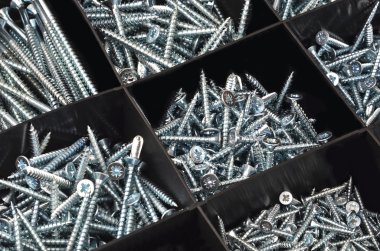 plastik düzenleyici kutusunda canı cehenneme