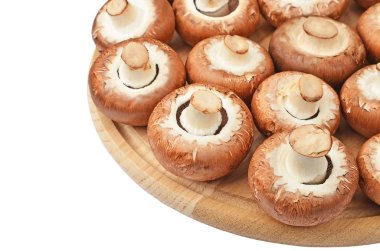 Ahşap tahta üzerinde champignon (gerçek mantar)