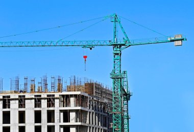 Vinç ve gökyüzü ile birlikte monolitik şantiye