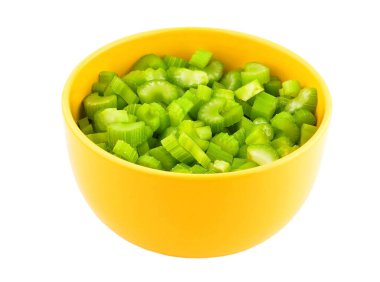 Sarı kasede doğranmış kereviz, beyaz arka planda izole edilmiş.