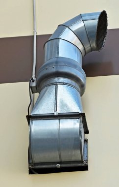 Duvarda ticari havalandırma bacası var.