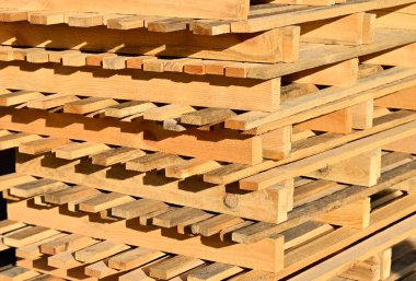 İnşaat alanında istiflenmiş çam ağacı kirişi.