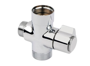 Krom kaplamalı duş saptırıcı vanası, beyaz arka planda izole edilmiş.