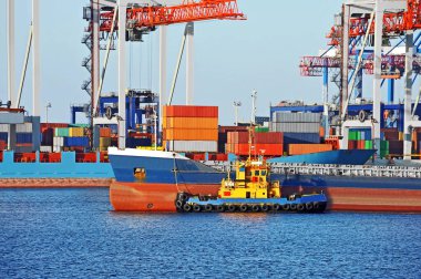 Odessa, Ukrayna 'daki rıhtıma giden büyük bir kargo gemisine yardım eden römorkör.