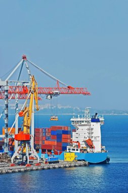 Konteyner gemisi limanın rıhtımında yükleniyor, Odessa, Ukrayna