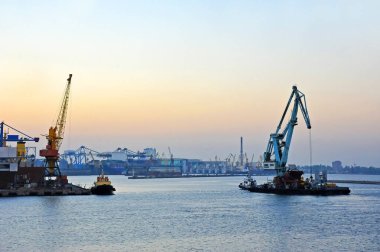 Günbatımı gökyüzü arka plan üzerinde kayan kargo vinç