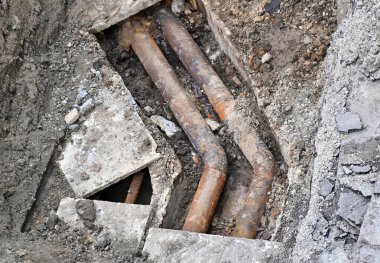 Paslı yeraltı kentsel su borusunun bakımı