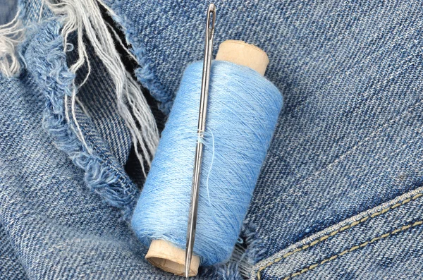 Hilos en jeans, concepto de reparación de desgaste — Foto de Stock