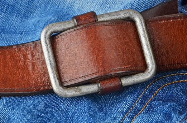 Jeans Bleu avec ceinture en cuir — Photo