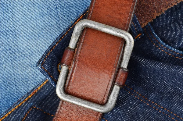 Vaqueros azules con cinturón de cuero — Foto de Stock