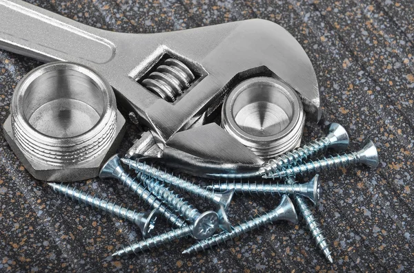 Schraubenschlüssel, Klempneranschluss und Schraube — Stockfoto