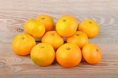 Mandarin ahşap zemin üzerinde