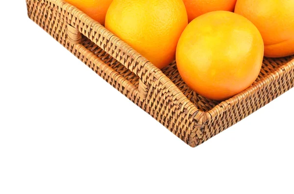 Orange na tacy wickered — Zdjęcie stockowe