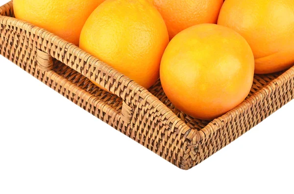 Orange na tacy wickered — Zdjęcie stockowe