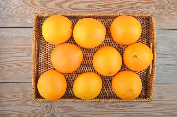 Orange sur plateau en osier — Photo