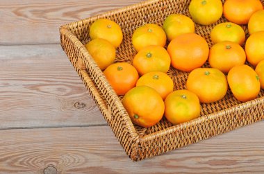 Orange wickered tepsi