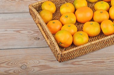 Orange wickered tepsi