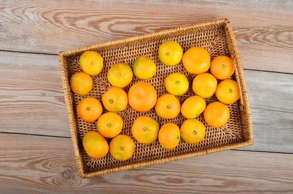 Naranja en bandeja de mimbre —  Fotos de Stock