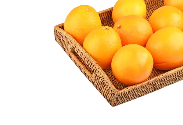 Arancione su vassoio di vimini — Foto Stock