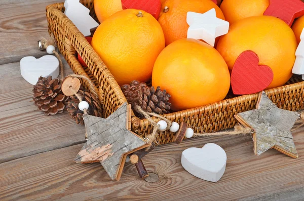Orange in wickered tray with Christmas decor — Stock Photo, Image