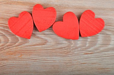 kalp ahşap arka planda