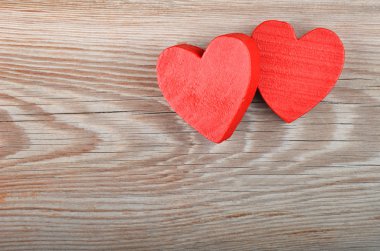 kalp ahşap arka planda