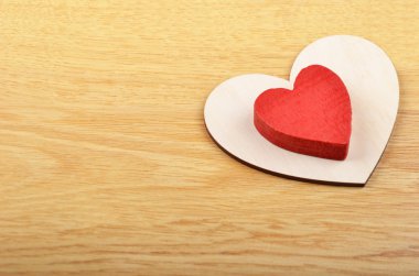 kalp ahşap arka planda